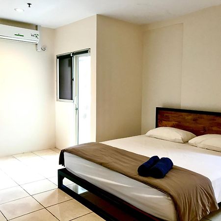 Queen Victoria Apartment Batam Room photo